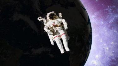 Dünya önünde açık uzayda astronot