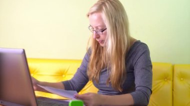 Dizüstü bilgisayarla çalışan kadın