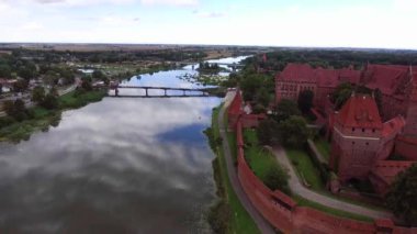 Nehri üzerinde eski büyük kale