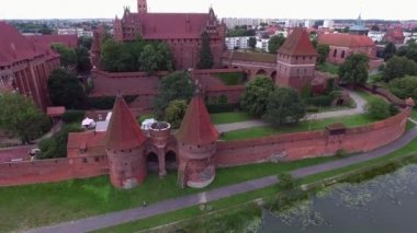 Nehri üzerinde eski büyük kale