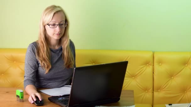 Mujer trabajando con portátil — Vídeos de Stock