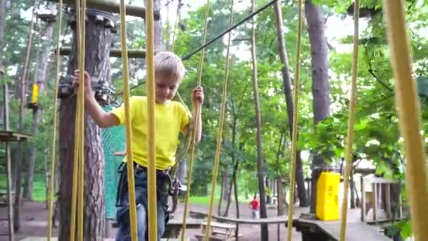 Enfants jouant dans le parc d'aventures 