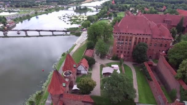 Oude grote kasteel op rivier — Stockvideo