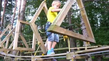 Macera parkta oynayan çocuklar