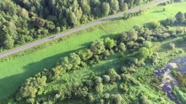 yolda araba hareket ile yeşil çayırlar