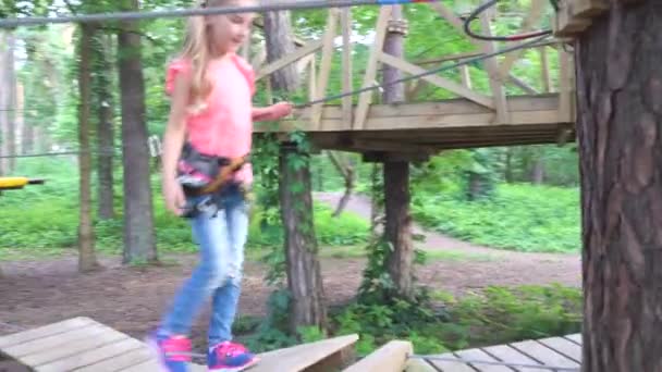 Niños jugando en el parque de aventuras — Vídeo de stock