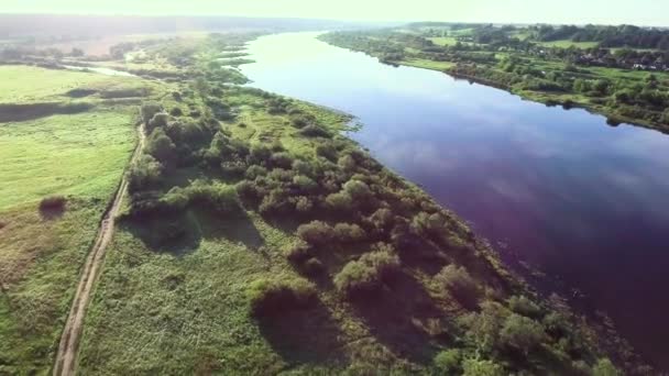 Luchtfoto Systembolaget van rivier in groene weiden — Stockvideo