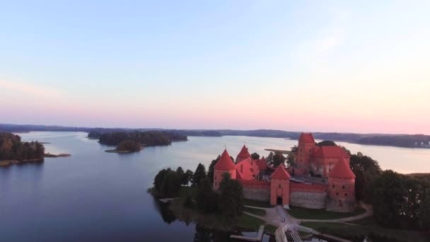 Воздушный вид старого замка на острове — стоковое видео