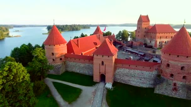 Luchtfoto van oude kasteel op eiland — Stockvideo