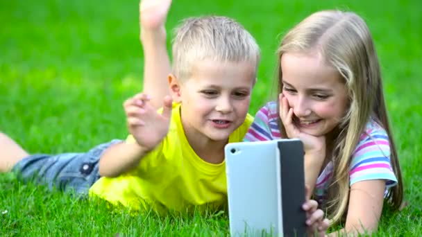 Kinder mit Smartphone draußen — Stockvideo