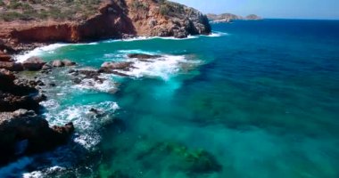 Mavi deniz, kayalıklardan sahilinde kırma dalgalar