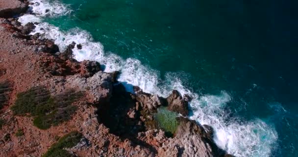 Mar azul, olas rompiendo en acantilados en la orilla — Vídeo de stock