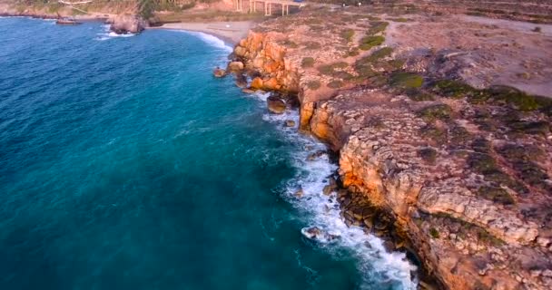 Bela praia com clifs ao pôr do sol — Vídeo de Stock