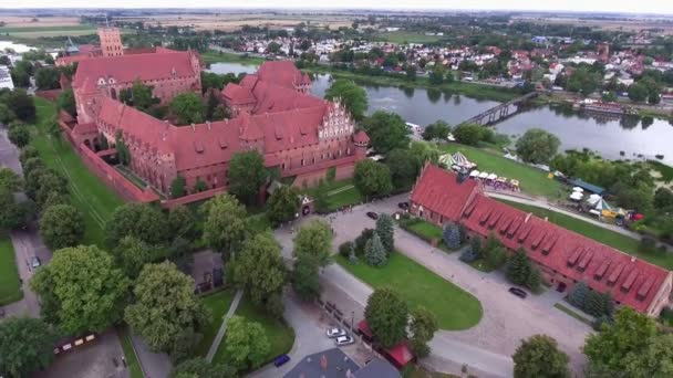 Oude grote kasteel op rivier — Stockvideo