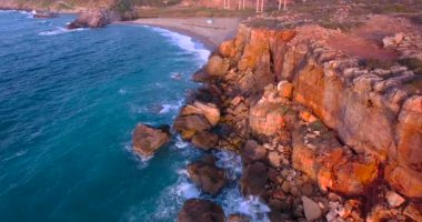 gün batımında clifs ile güzel deniz kıyısı