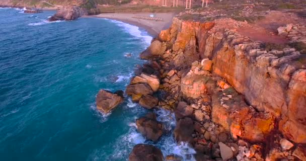 Vackra havet med klippor i solnedgången — Stockvideo