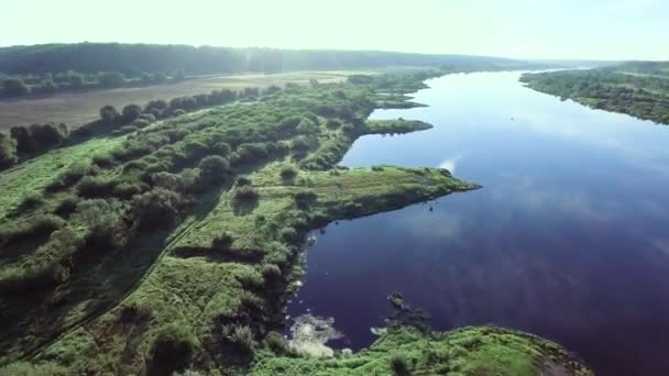 paysage aérien de la rivière dans les prairies verdoyantes 