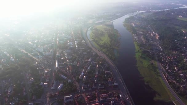 Vlucht over de oude stad — Stockvideo