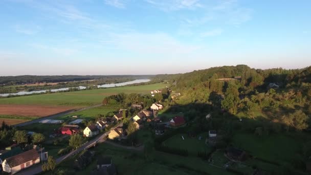Літнє місто на березі річки — стокове відео