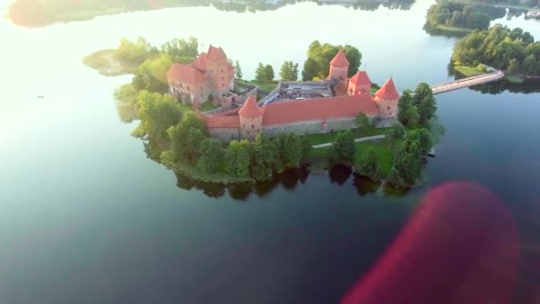 Flygfoto över gamla slottet på ön — Stockvideo
