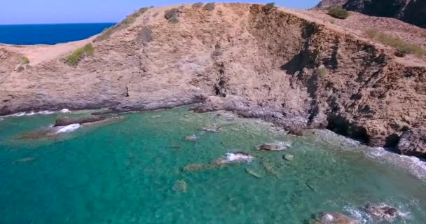 Mar azul, olas rompiendo en acantilados en la orilla — Vídeo de stock