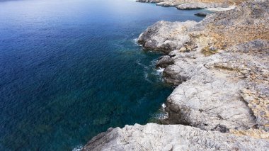 Güzel manzara, deniz kıyısı ve kayalıklarla