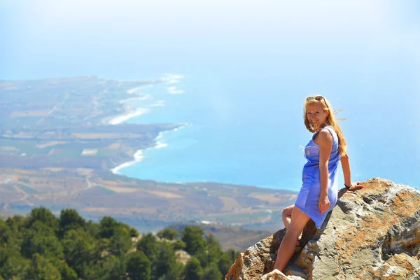 Jonge vrouw staan op de top van de berg — Stockfoto