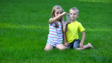 Çocuk akıllı telefon ooutside ile