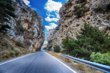 Dağlarda pitoresk yol