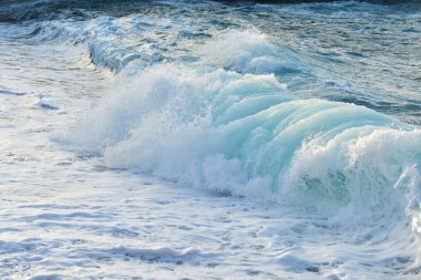 köpüklü deniz dalgaları