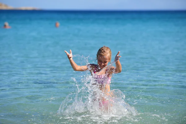 Nettes Mädchen spielt an Land — Stockfoto