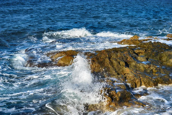 Ondas salpicando em pedras — Fotografia de Stock