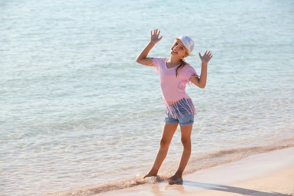 Χαριτωμένο κορίτσι παίζει στην ακτή — Φωτογραφία Αρχείου