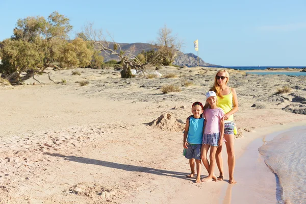 母と子どもたちが海岸に立って — ストック写真