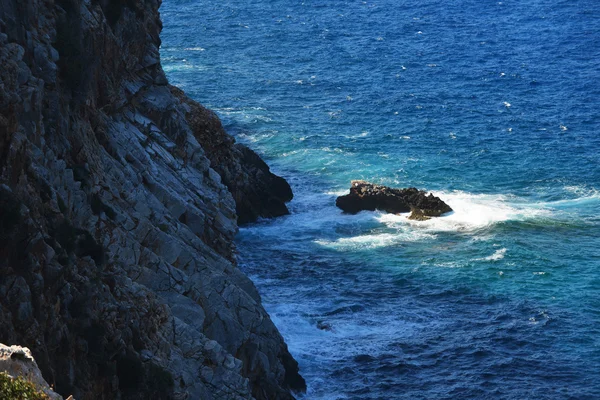 Waves splashing at stones — Stock Photo, Image