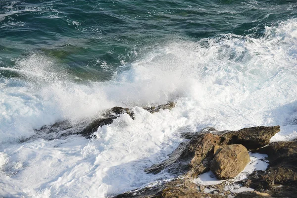 Ondas salpicando em pedras — Fotografia de Stock