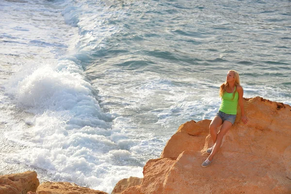 Mujer joven entre rocas — Foto de Stock