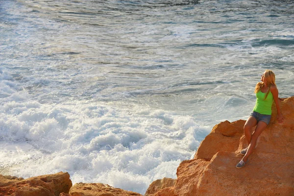 Mujer joven entre rocas — Foto de Stock