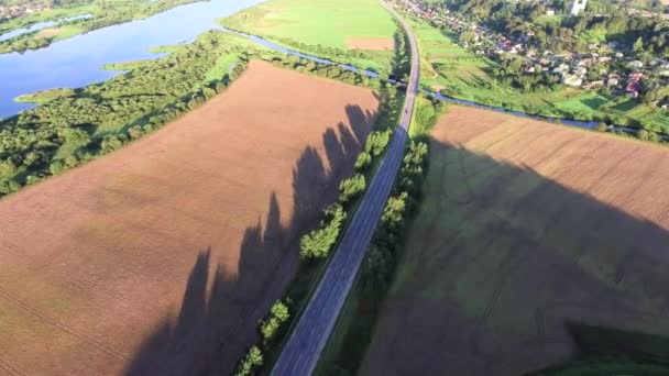 Paisaje terrestre aéreo del río en prados verdes — Vídeos de Stock