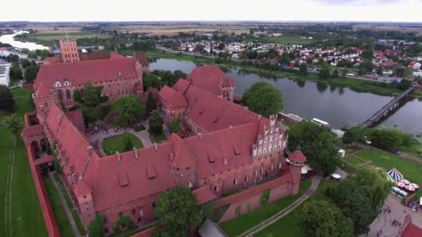 Oude grote kasteel op rivier — Stockvideo