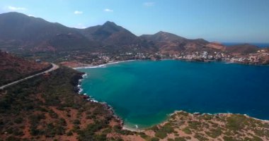 sahil yolunun üstünde uçan