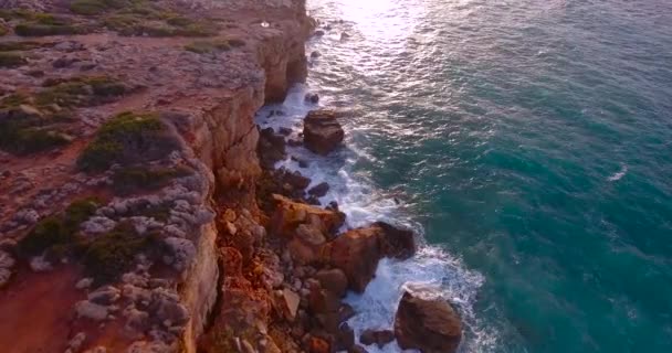 Bellissima spiaggia con scogliere al tramonto — Video Stock