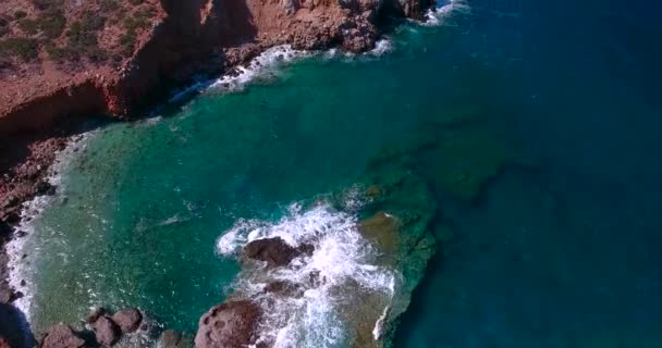 Mare blu, onde che si infrangono sulle scogliere a riva — Video Stock