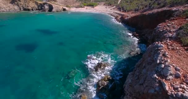 Mar azul, ondas a rebentar em falésias na costa — Vídeo de Stock