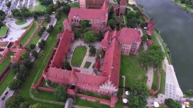 Nehri üzerinde eski büyük kale