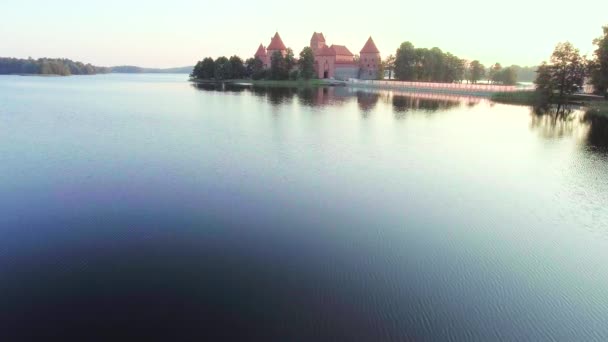 Vista aérea del antiguo castillo en la isla — Vídeos de Stock