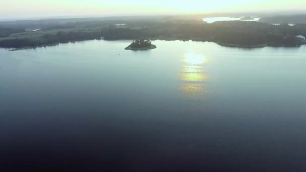 Île verte dans le lac bleu — Video