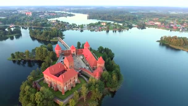 Luchtfoto van oude kasteel op eiland — Stockvideo