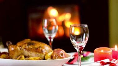 şömine ve ağaç ışıklı Noel masada kavrulmuş tavuk