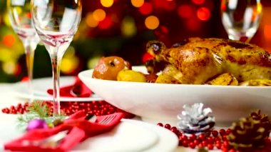 şömine ve ağaç ışıklı Noel masada kavrulmuş tavuk